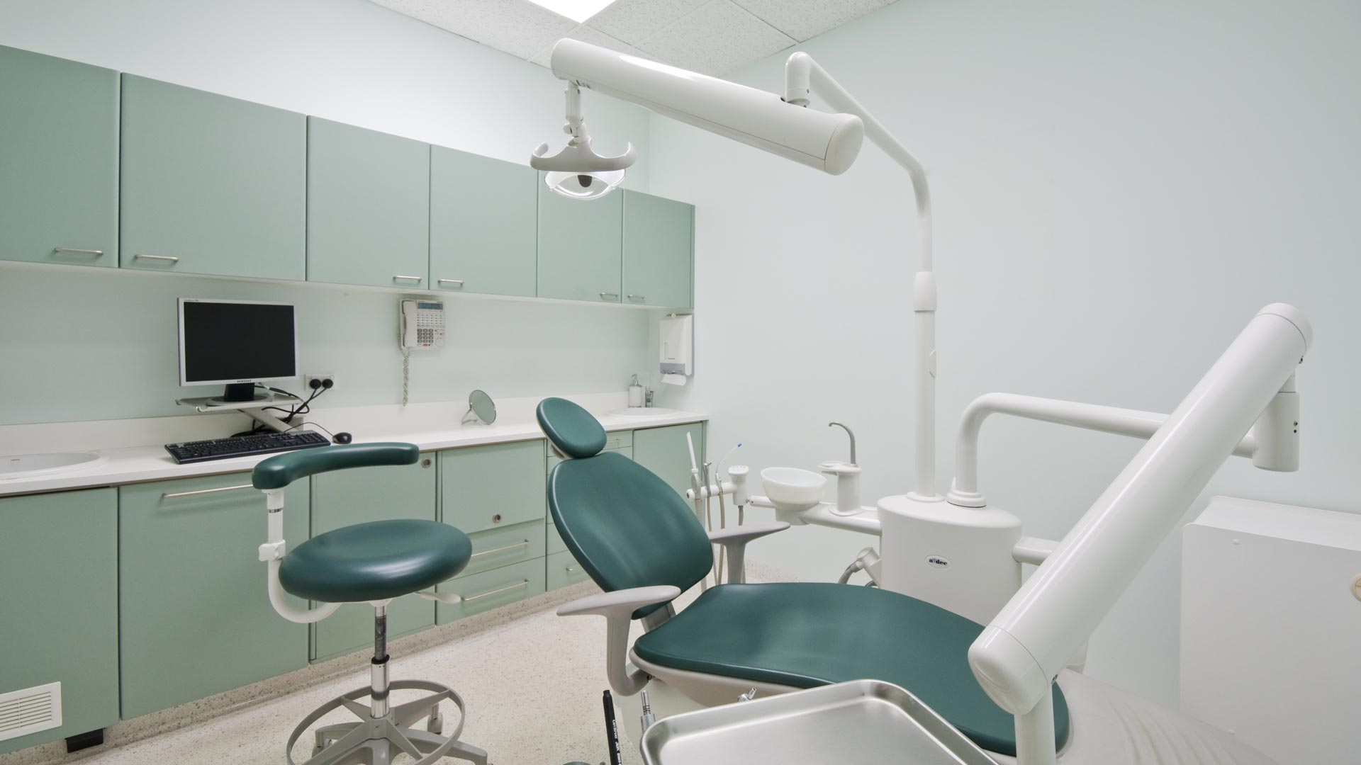 A dentists office ready for a patient to have teeth whitening treatment. 